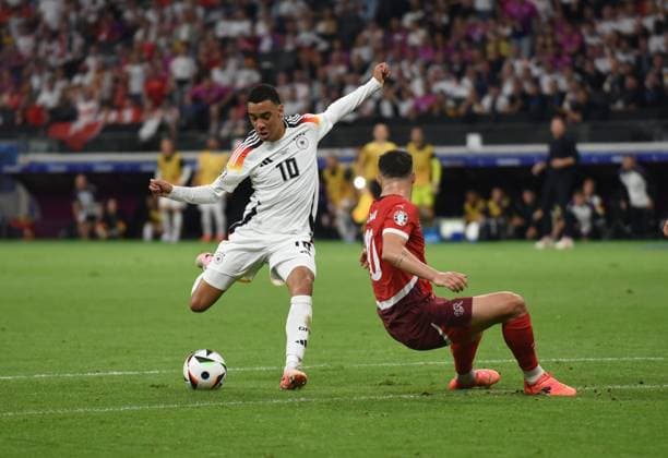 23.06.2024 Arena Frankfurt Stadium Fußball-Europameisterschaft 2024 - UEFA EURO, EM, Europameisterschaft,Fussball 2024 Deutschland - Schweiz EM 2024 Jamal Musiala (10, GER) gegen Granit Xhaka (Schweiz)