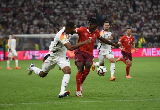23.06.2024 Arena Frankfurt Stadium Fußball-Europameisterschaft 2024 - UEFA EURO, EM, Europameisterschaft,Fussball 2024 Deutschland - Schweiz EM 2024 Jonathan Tah (4, GER) gegen Breel Embolo (Schweiz)