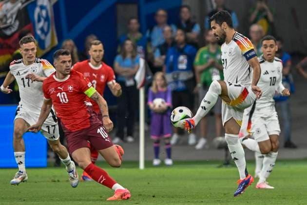 v. li. im Kampf um den Ball Florian Wirtz 17 of (Germany) Granit Xhaka 10 (Schweiz ?lkay Gündogan Guendogan 21 (Germany) 23.06.2024 Fussball Europameisterschaft in Deutschland Schweiz vs Deutschland, Deutsche Bank Park, Frankfurt, Hessen Germany