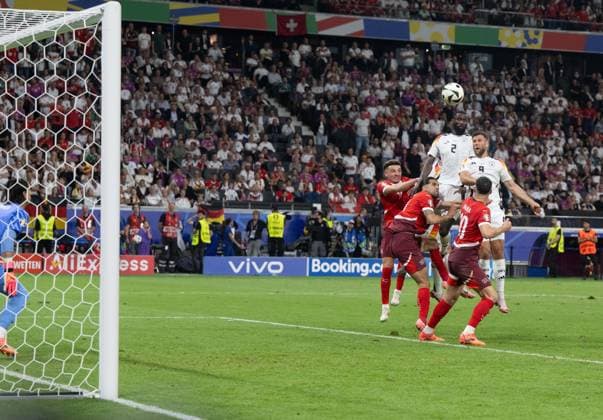 Fußball, Herren, Saison 2023 24, Euro EM 2024, Gruppe A (3. Spieltag) in Frankfurt, Schweiz - Deutschland (1:1), Niclas Füllkrug (r., Deutschland) erzielt das Tor zum 1:1 gegen Torwart Yann Sommer (nicht im Bild, Schweiz), 23.06. 2024, Copyright: xMatthiasxKochx