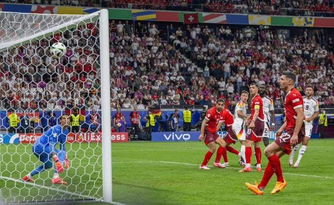 Fußball, Herren, Saison 2023 24, Euro EM 2024, Gruppe A (3. Spieltag) in Frankfurt, Schweiz - Deutschland (1:1), Niclas Füllkrug (2. v. r., Deutschland) erzielt das Tor zum 1:1 gegen Torwart Yann Sommer (Schweiz), 23.06. 2024, Copyright: xMatthiasxKochx