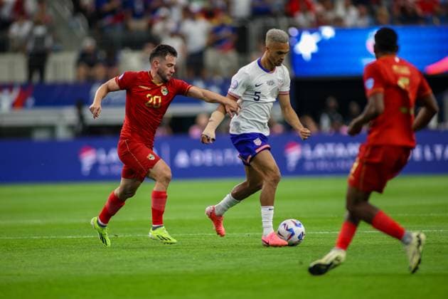 USA - BOLIVIA COPA AMERICA 2024 DALLAS, TX, USA - JUNE 23RD 2024: Copa America first game of Group C between USA and Bolivia at the AT&T Stadium. 20 Midfielder Bolivia, Fernando Saucedo tries to stop 5 Defender United States, Antonee Robinson Mandatory Credit: Toby Tande Avant Sports Arlington AT&T Stadium TX Mexico Copyright: xTorbjornxTandex