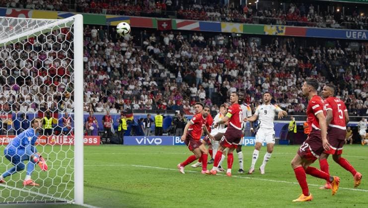Fußball, Herren, Saison 2023 24, Euro EM 2024, Gruppe A (3. Spieltag) in Frankfurt, Schweiz - Deutschland (1:1), Niclas Füllkrug (3. v. r., Deutschland) erzielt das Tor zum 1:1 gegen Torwart Yann Sommer (Schweiz), 23.06. 2024, Copyright: xMatthiasxKochx