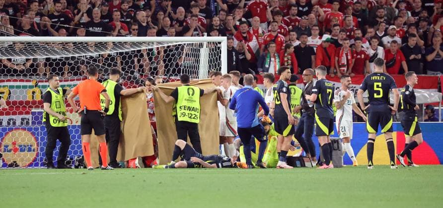 23.06.24 Schottland - Ungarn Deutschland, Stuttgart, 23.06.2024, Fussball, UEFA EURO, EM, Europameisterschaft,Fussball 2024, Schottland - Ungarn: Barnabas Varga (Ungarn); Verletzung; mi. Dr. Raymond Best (Mannschaftsarzt VfB Stuttgart).