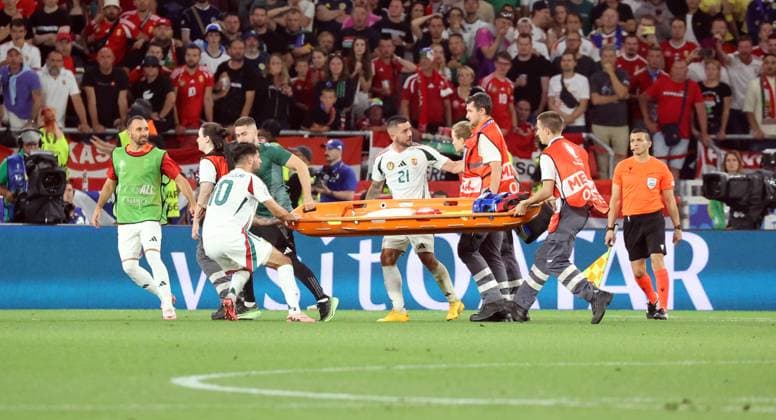 23.06.24 Schottland - Ungarn Deutschland, Stuttgart, 23.06.2024, Fussball, UEFA EURO, EM, Europameisterschaft,Fussball 2024, Schottland - Ungarn: Barnabas Varga (Ungarn); Verletzung; Dominik Szoboszlai (Ungarn) hilft den Sanitätern beim Tragen der Trage.