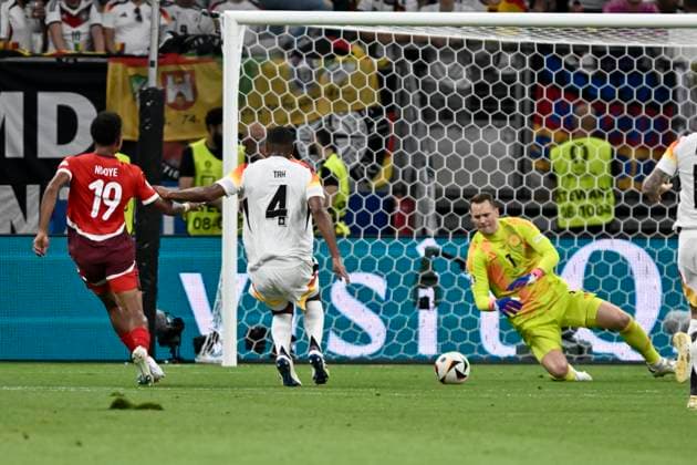 Manuel Neuer 1 (Germany) vereitelt Schweizer Torchance 23.06.2024 Fussball Europameisterschaft in Deutschland Schweiz vs Deutschland, Deutsche Bank Park, Frankfurt, Hessen Germany