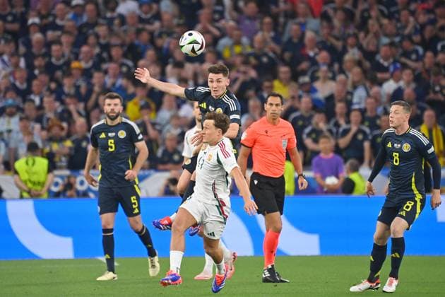Billy GILMOUR (Schottland), Aktion,Zweikampf gegen Callum STYLES (HUN). Re:Callum MCGREGROR (Schottland). Gruppenphase Gruppe A Schottland (SCO) - Ungarn (HUN) 0-1, am 23.06.2024, Stuttgart Arena. Fussball UEFA EURO, EM, Europameisterschaft,Fussball 2024 GERMANY vom 14.06.2024 - 14.07.2024.