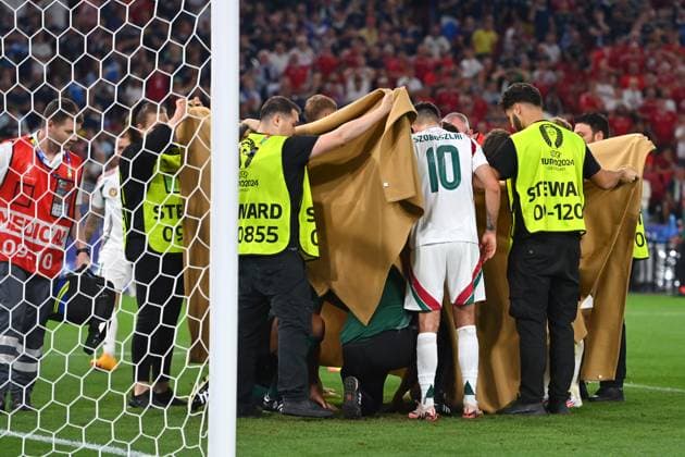 Nach heftigem Zusammenprall von Barnabas VARGA (HUN) mit Torwart Angus GUNN (Schottland) halten Stewards Decken als Sichtschutz waehrend der Notfallhilfe,Notarzt, Gruppenphase Gruppe A Schottland (SCO) - Ungarn (HUN) 0-1 am 23.06.2024, Stuttgart Arena. Fussball UEFA EURO, EM, Europameisterschaft,Fussball 2024 GERMANY vom 14.06.2024 - 14.07.2024.