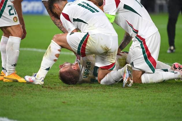 Zusammenprall Barnabas VARGA (HUN) mit Torwart Angus GUNN (Schottland), Strafraumszene. Ohnmacht,K.O.Mitspieler drehen ihn zur Seite. Gruppenphase Gruppe A Schottland (SCO) - Ungarn (HUN) 0-1, am 23.06.2024, Stuttgart Arena. Fussball UEFA EURO, EM, Europameisterschaft,Fussball 2024 GERMANY vom 14.06.2024 - 14.07.2024.
