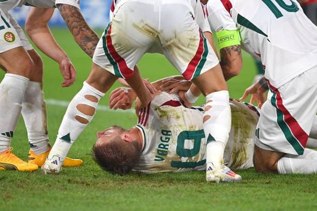 Zusammenprall Barnabas VARGA (HUN) mit Torwart Angus GUNN (Schottland), Strafraumszene. Ohnmacht,K.O.Mitspieler drehen ihn zur Seite. Gruppenphase Gruppe A Schottland (SCO) - Ungarn (HUN) 0-1, am 23.06.2024, Stuttgart Arena. Fussball UEFA EURO, EM, Europameisterschaft,Fussball 2024 GERMANY vom 14.06.2024 - 14.07.2024.