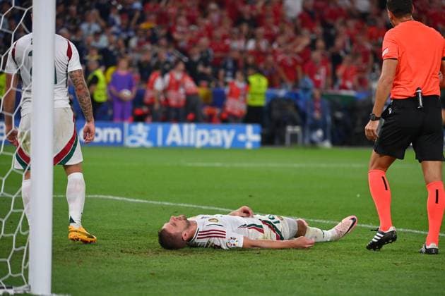 Zusammenprall Barnabas VARGA (HUN) mit Torwart Angus GUNN (Schottland) Strafraumszene. Ohnmacht,K.O.Notfall, Gruppenphase Gruppe A Schottland (SCO) - Ungarn (HUN) 0-1 am 23.06.2024, Stuttgart Arena. Fussball UEFA EURO, EM, Europameisterschaft,Fussball 2024 GERMANY vom 14.06.2024 - 14.07.2024.