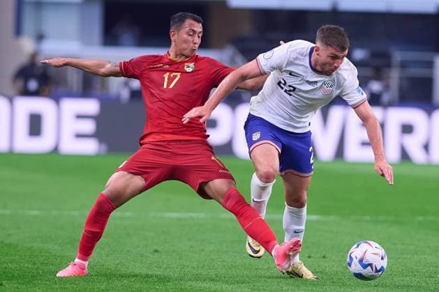 RECORD DATE NOT STATED Copa America USA 2024 United States vs Bolivia Roberto Fernandez (L) of Bolivia fights for the ball with Joe Scally (R) of United States during the game between United States and Bolivia as part of the CONMEBOL Copa America USA 2024 group C, at AT-T Stadium, on June 23, 2024 in Arlington, Texas, United States. ARLINGTON TEXAS UNITED STATES  Copyright: xJONATHANxDUENASx 20240623183431_CA_GC_2024_USA_BOL_SCALLY166