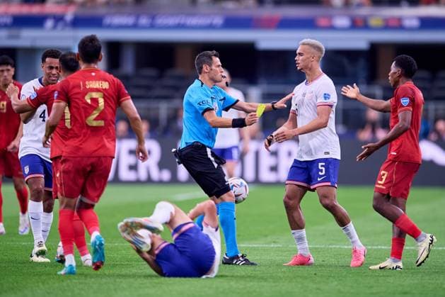 RECORD DATE NOT STATED Copa America USA 2024 United States vs Bolivia Referee Maurizio Mariani of Italy and Antonee Robinson of United States during the game between United States and Bolivia as part of the CONMEBOL Copa America USA 2024 group C, at AT-T Stadium, on June 23, 2024 in Arlington, Texas, United States. ARLINGTON TEXAS UNITED STATES  Copyright: xJosexLuisxMelgarejox 20240623184749_CA_GC_2024_USA_BOL_ROBINSON176