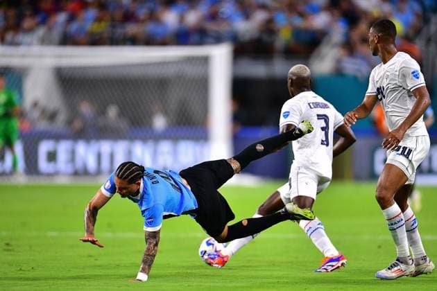 RECORD DATE NOT STATED Copa America USA 2024 Uruguay vs Panama Darwin Nunez (L) of Uruguay fights for the ball with Jose Cordoba (R) of Panama during the game between Uruguay and Panama as part of the CONMEBOL Copa America USA 2024 group C, at Hard Rock Stadium, on June 23, 2024 in Miami Gardens, Florida, United States. MIAMI FLORIDA UNITED STATES  Copyright: xAdrianxMaciasx 20240623212936_CA_GC_2024_URU_PAN_NUNEZ57