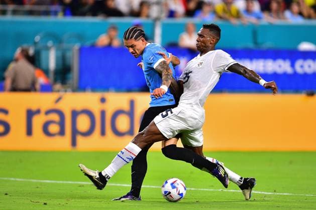RECORD DATE NOT STATED Copa America USA 2024 Uruguay vs Panama Darwin Nunez (L) of Uruguay fights for the ball with Roderick Miller (R) of Panama during the game between Uruguay and Panama as part of the CONMEBOL Copa America USA 2024 group C, at Hard Rock Stadium, on June 23, 2024 in Miami Gardens, Florida, United States. MIAMI FLORIDA UNITED STATES  Copyright: xAdrianxMaciasx 20240623212942_CA_GC_2024_URU_PAN_NUNEZ65