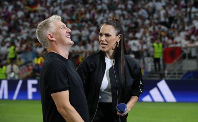 TV Experte Bastian Schweinsteiger, Journalistin Moderatorin Esther Sedlaczek Fußball Fussball Europameisterschaft Euro 2024 EM Herren Saison 2023 2024 23.06.2024 Schweiz SUI vs. Deutschland GER in Frankfurt a. M. DFL regulations prohibit any use of photographs as image sequences and or quasi-video.