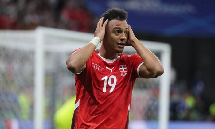 Dan Ndoye enttäuscht Enttäuschung Fußball Fussball Europameisterschaft Euro 2024 EM Herren Saison 2023 2024 23.06.2024 Schweiz SUI vs. Deutschland GER in Frankfurt a. M. DFL regulations prohibit any use of photographs as image sequences and or quasi-video.