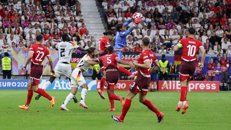 Fabian Schär, Antonio Rüdiger, Niclas Füllkrug, Ricardo Rodriguez, Manuel Akanji, Torwart Yann Sommer fängt den Ball, Silvan Widmer, Granit Xhaka Zweikampf Spielszene Aktion Fußball Fussball Europameisterschaft Euro 2024 EM Herren Saison 2023 2024 23.06.2024 Schweiz SUI vs. Deutschland GER in Frankfurt a. M. DFL regulations prohibit any use of photographs as image sequences and or quasi-video.