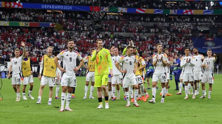 Maximilian Mittelstädt, Chris Führich, Niclas Füllkrug, Torwart Manuel Neuer, Joshua Kimmich, Nico Schlotterbeck, Jamal Musiala, Florian Wirtz, deutsche Mannschaft jubelt nach Unentschieden Spielende Fußball Fussball Europameisterschaft Euro 2024 EM Herren Saison 2023 2024 23.06.2024 Schweiz SUI vs. Deutschland GER in Frankfurt a. M. DFL regulations prohibit any use of photographs as image sequences and or quasi-video.