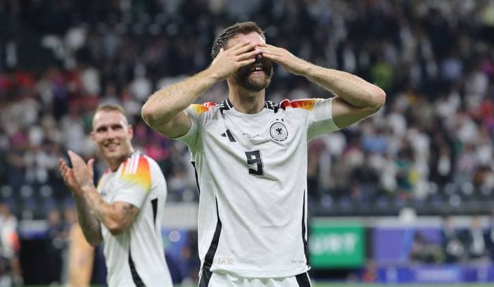 David Raum, Torschütze Niclas Füllkrug gestikuliert seinen Angehörigen, deutsche Mannschaft jubelt nach Unentschieden Spielende Fußball Fussball Europameisterschaft Euro 2024 EM Herren Saison 2023 2024 23.06.2024 Schweiz SUI vs. Deutschland GER in Frankfurt a. M. DFL regulations prohibit any use of photographs as image sequences and or quasi-video.