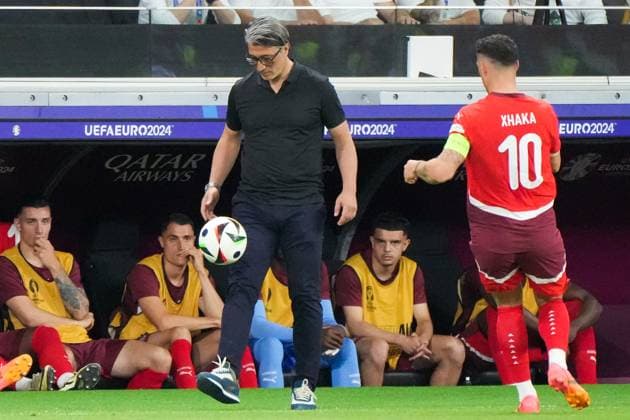 Trainer Murat Yakin (Schweiz, Switzerland, Suisse) mit Granit Xhaka (Schweiz, Switzerland, Suisse, 10) - Frankfurt 23.06.2024: Deutschland vs. Schweiz, EURO2024 M25, Gruppe A, EM-Arena Frankfurt