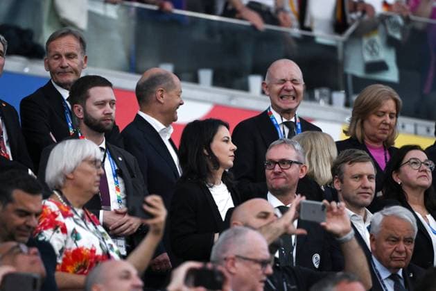 Bundeskanzler Olaf Scholz (SPD), mi., bringt DFB Präsident Bernd Neuendorf zum lachen 23.06.2024, Fussball Europameisterschaft 2024, Vorrunde, 3. Spieltag Schweiz - Deutschland 1:1 Frankfurt Frankfurt Arena Hessen Deutschland