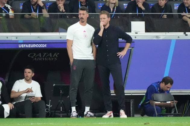 Bundestrainer Julian Nagelsmann (Deutschland Germany) und Co-Trainer Assistenztrainer Sandro Wagner (Deutschland Germany) nachdenklich - Frankfurt 23.06.2024: Deutschland vs. Schweiz, EURO2024 M25, Gruppe A, EM-Arena Frankfurt