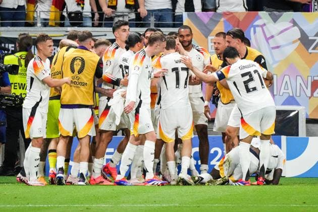 Jubel der Deutschen Mannschaft nach dem Tor von Niclas Füllkrug (Deutschland Germany, 09) zum 1:1 Ausgleich, Antonio Rüdiger (Deutschland Germany, 02) verletzt sich dabei - Frankfurt 23.06.2024: Deutschland vs. Schweiz, EURO2024 M25, Gruppe A, EM-Arena Frankfurt