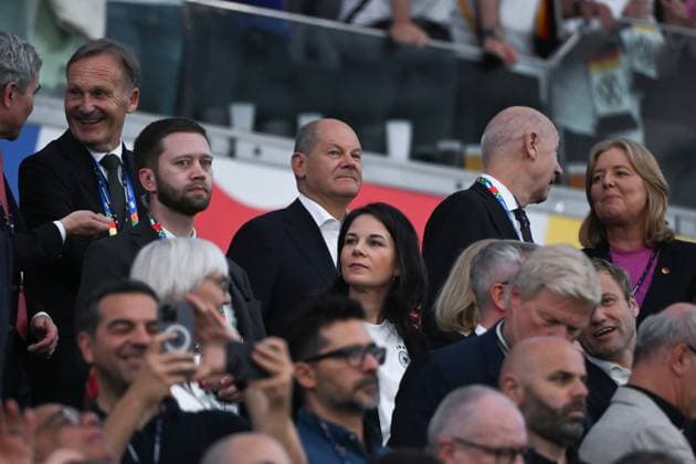 oben v.re., Bärbel Bas (Bundestagspräsidentin), Bernd Neuendorf (DFB Präsident), Bundeskanzler Olaf Scholz, Hans Joachim Watzke (Vorsitzender Geschäftsführung Borussia Dortmund), mitte Annalena Baerbock (Bundesaußenministerin) 23.06.2024, Fussball Europameisterschaft 2024, Vorrunde, 3. Spieltag Schweiz - Deutschland 1:1 Frankfurt Frankfurt Arena Hessen Deutschland
