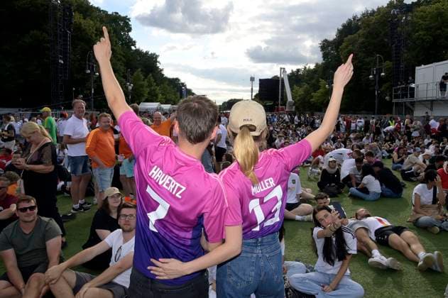 Fans auf der Fan Zone der UEFA EURO, EM, Europameisterschaft,Fussball 2024 beim EM-Spiel Schweiz vs. Deutschland am Brandenburger Tor. Berlin, 23.06.2024