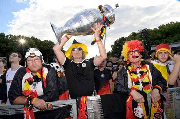 Fans auf der Fan Zone der UEFA EURO, EM, Europameisterschaft,Fussball 2024 beim EM-Spiel Schweiz vs. Deutschland am Brandenburger Tor. Berlin, 23.06.2024