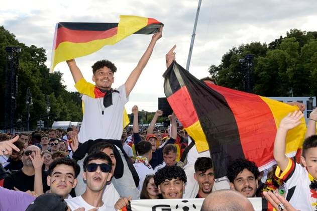 Fans auf der Fan Zone der UEFA EURO, EM, Europameisterschaft,Fussball 2024 beim EM-Spiel Schweiz vs. Deutschland am Brandenburger Tor. Berlin, 23.06.2024