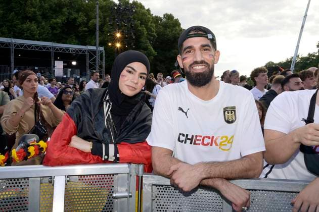 Fans auf der Fan Zone der UEFA EURO, EM, Europameisterschaft,Fussball 2024 beim EM-Spiel Schweiz vs. Deutschland am Brandenburger Tor. Berlin, 23.06.2024