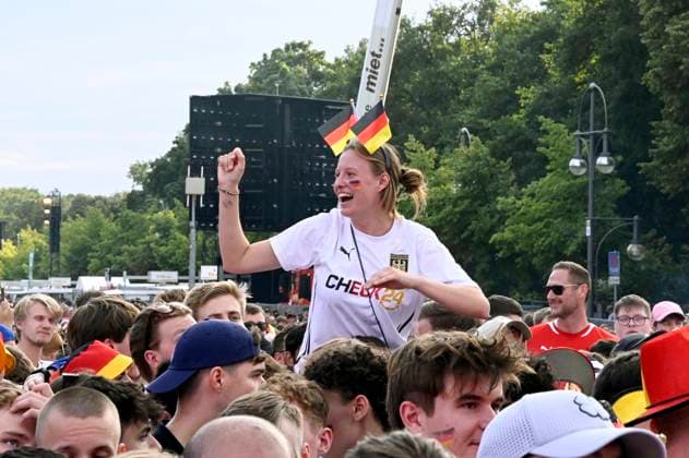 Fans auf der Fan Zone der UEFA EURO, EM, Europameisterschaft,Fussball 2024 beim EM-Spiel Schweiz vs. Deutschland am Brandenburger Tor. Berlin, 23.06.2024