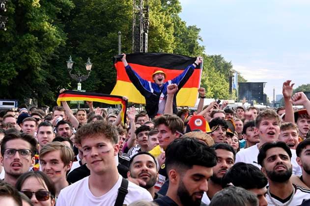 Fans auf der Fan Zone der UEFA EURO, EM, Europameisterschaft,Fussball 2024 beim EM-Spiel Schweiz vs. Deutschland am Brandenburger Tor. Berlin, 23.06.2024