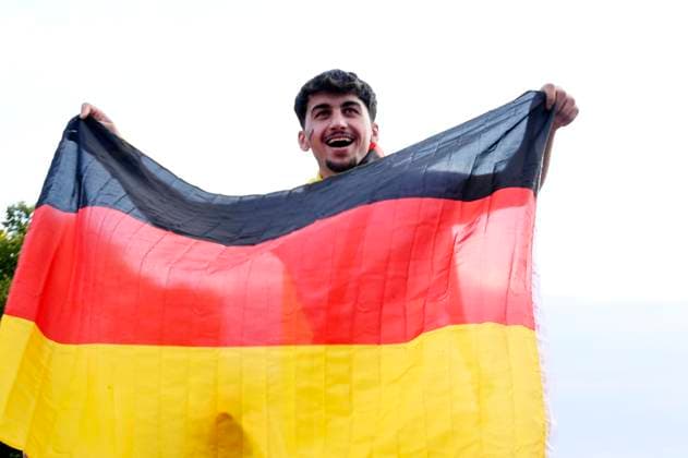 Fans auf der Fan Zone der UEFA EURO, EM, Europameisterschaft,Fussball 2024 beim EM-Spiel Schweiz vs. Deutschland am Brandenburger Tor. Berlin, 23.06.2024