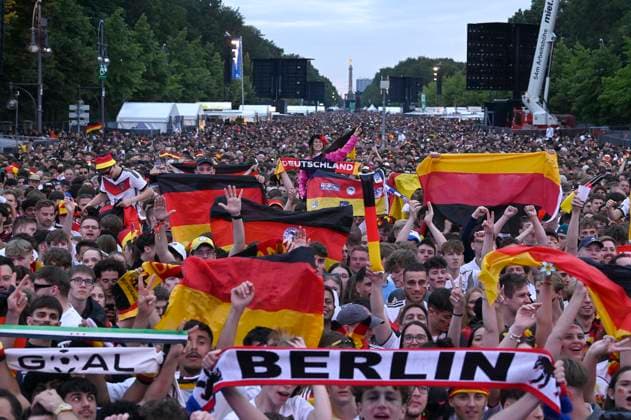 Fans auf der Fan Zone der UEFA EURO, EM, Europameisterschaft,Fussball 2024 beim EM-Spiel Schweiz vs. Deutschland am Brandenburger Tor. Berlin, 23.06.2024