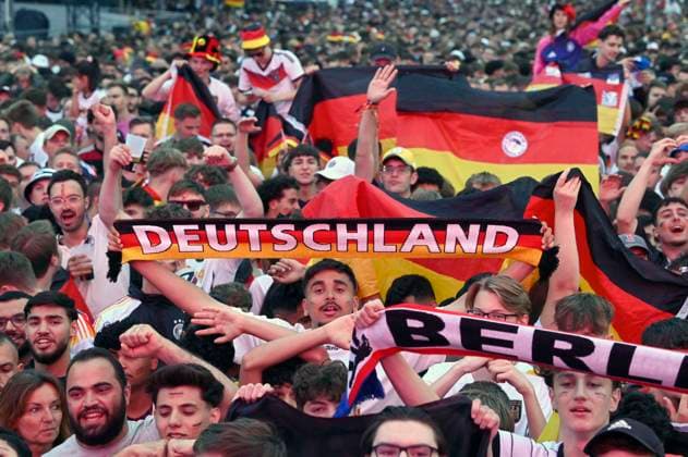 Fans auf der Fan Zone der UEFA EURO, EM, Europameisterschaft,Fussball 2024 beim EM-Spiel Schweiz vs. Deutschland am Brandenburger Tor. Berlin, 23.06.2024