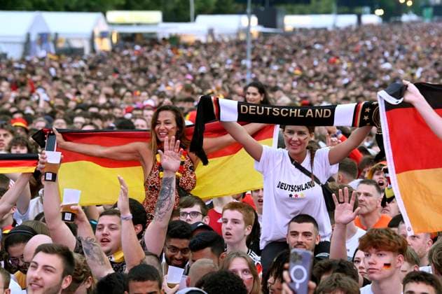 Fans auf der Fan Zone der UEFA EURO, EM, Europameisterschaft,Fussball 2024 beim EM-Spiel Schweiz vs. Deutschland am Brandenburger Tor. Berlin, 23.06.2024