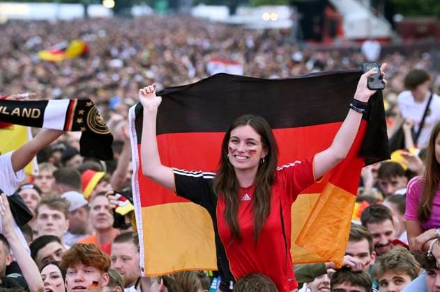 Fans auf der Fan Zone der UEFA EURO, EM, Europameisterschaft,Fussball 2024 beim EM-Spiel Schweiz vs. Deutschland am Brandenburger Tor. Berlin, 23.06.2024
