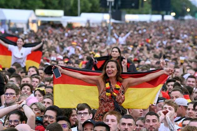 Fans auf der Fan Zone der UEFA EURO, EM, Europameisterschaft,Fussball 2024 beim EM-Spiel Schweiz vs. Deutschland am Brandenburger Tor. Berlin, 23.06.2024