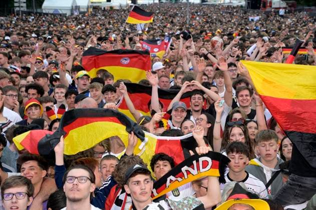 Fans auf der Fan Zone der UEFA EURO, EM, Europameisterschaft,Fussball 2024 beim EM-Spiel Schweiz vs. Deutschland am Brandenburger Tor. Berlin, 23.06.2024