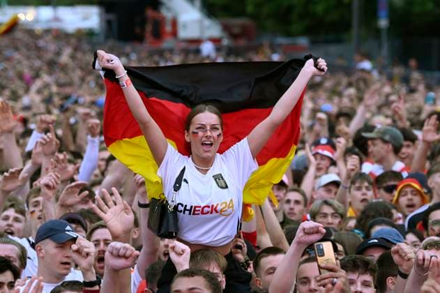 Fans auf der Fan Zone der UEFA EURO, EM, Europameisterschaft,Fussball 2024 beim EM-Spiel Schweiz vs. Deutschland am Brandenburger Tor. Berlin, 23.06.2024