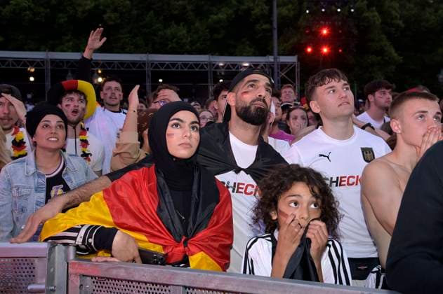 Fans auf der Fan Zone der UEFA EURO, EM, Europameisterschaft,Fussball 2024 beim EM-Spiel Schweiz vs. Deutschland am Brandenburger Tor. Berlin, 23.06.2024