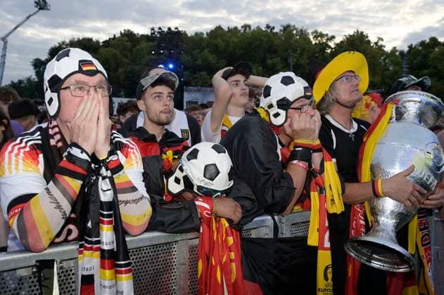 Fans auf der Fan Zone der UEFA EURO, EM, Europameisterschaft,Fussball 2024 beim EM-Spiel Schweiz vs. Deutschland am Brandenburger Tor. Berlin, 23.06.2024