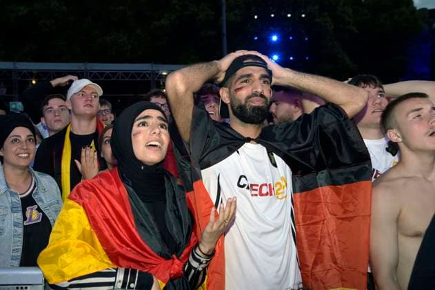 Fans auf der Fan Zone der UEFA EURO, EM, Europameisterschaft,Fussball 2024 beim EM-Spiel Schweiz vs. Deutschland am Brandenburger Tor. Berlin, 23.06.2024