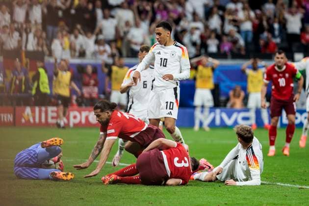 UEFA EURO, EM, Europameisterschaft,Fussball 2024: Schweiz - Deutschland; 23.06.2024 Silvan Widmer (Schweiz, 3) und Maximilian Beier (Deutschland, 14) am Boden. UEFA EURO 2024: Schweiz - Deutschland; Frankfurt Arena, Frankfurt am 23.06.2024 Copyright: xBEAUTIFULxSPORTS Wunderlx