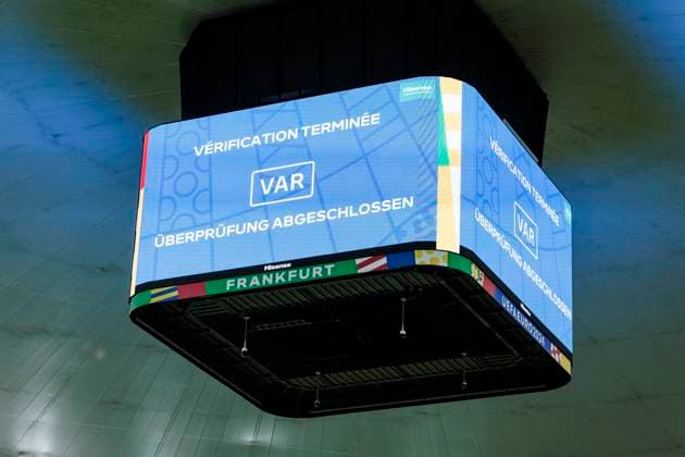 UEFA EURO, EM, Europameisterschaft,Fussball 2024: Schweiz - Deutschland; 23.06.2024 Die Überprüfung des VAR (Videoschiedsrichter) wird auf dem Würfel im Stadion präsentiert. UEFA EURO 2024: Schweiz - Deutschland; Frankfurt Arena, Frankfurt am 23.06.2024 Copyright: xBEAUTIFULxSPORTS Wunderlx