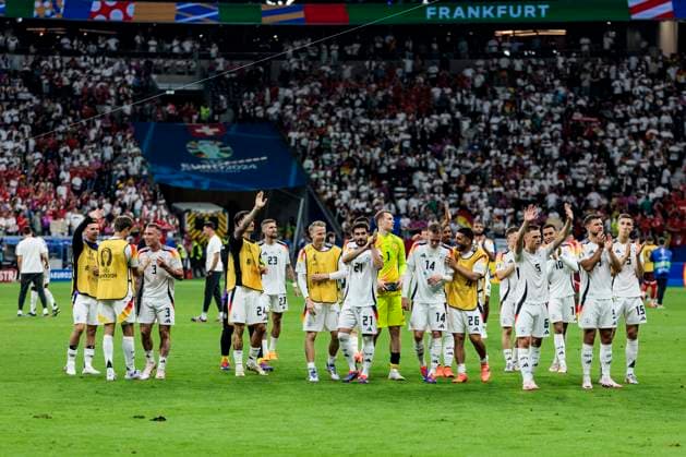 UEFA EURO, EM, Europameisterschaft,Fussball 2024: Schweiz - Deutschland; 23.06.2024 Die deutsche Mannschaft bedankt sich nach der Partie bei den Fans. UEFA EURO 2024: Schweiz - Deutschland; Frankfurt Arena, Frankfurt am 23.06.2024 Copyright: xBEAUTIFULxSPORTS Wunderlx