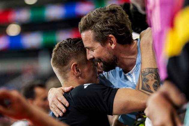 UEFA EURO, EM, Europameisterschaft,Fussball 2024: Schweiz - Deutschland; 23.06.2024 Toni Kroos (Deutschland, 8) mit Klaas Heufer-Umlauf. UEFA EURO 2024: Schweiz - Deutschland; Frankfurt Arena, Frankfurt am 23.06.2024 Copyright: xBEAUTIFULxSPORTS Wunderlx